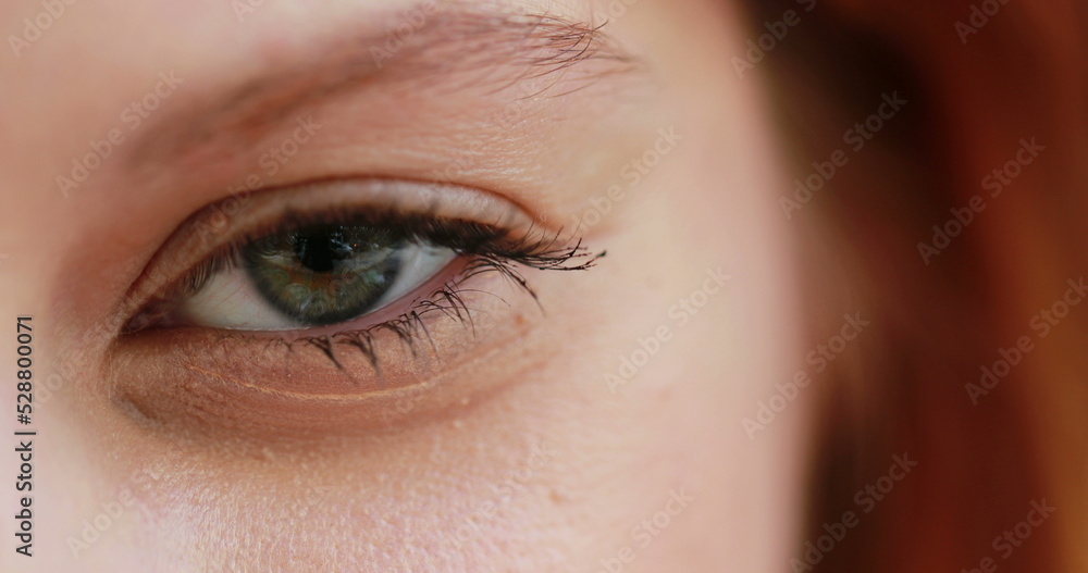 Obraz premium Redhair woman opening eye
