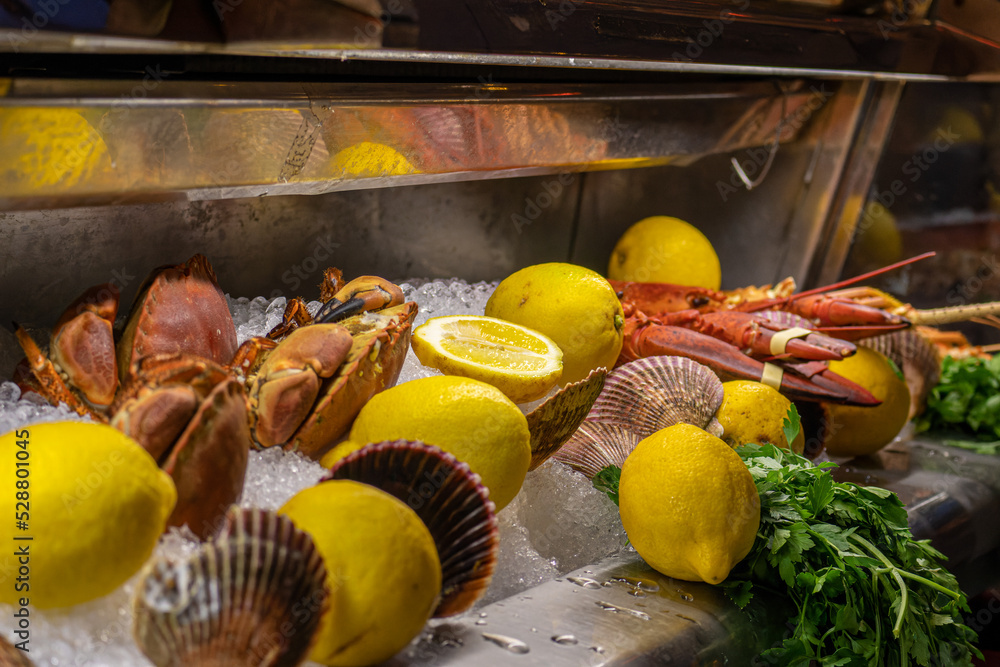 Obraz premium Seafood fridge in the restaurant