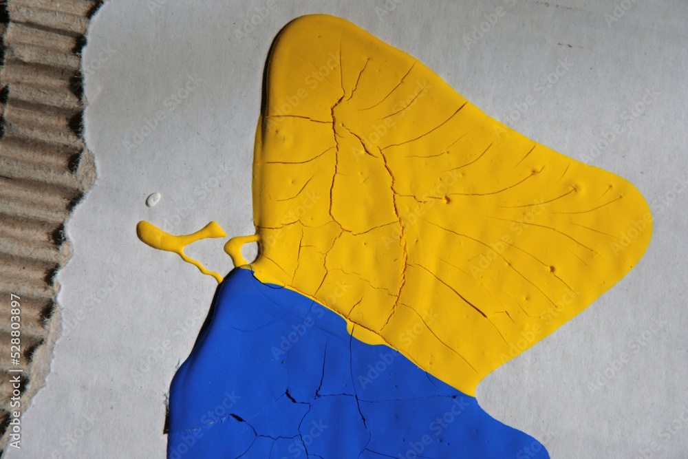 getrocknete gelbe und blaue Farbschicht