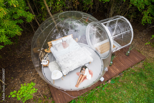 Obraz na płótnie Transparent bubble tent and woman at glamping w salonie