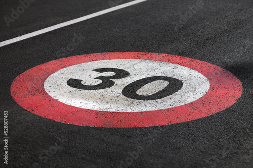 Fotografie Zone 30 Dreißig Geschwindigkeit Tempo Begrenzung und Verkehrsberuhigung für Verk