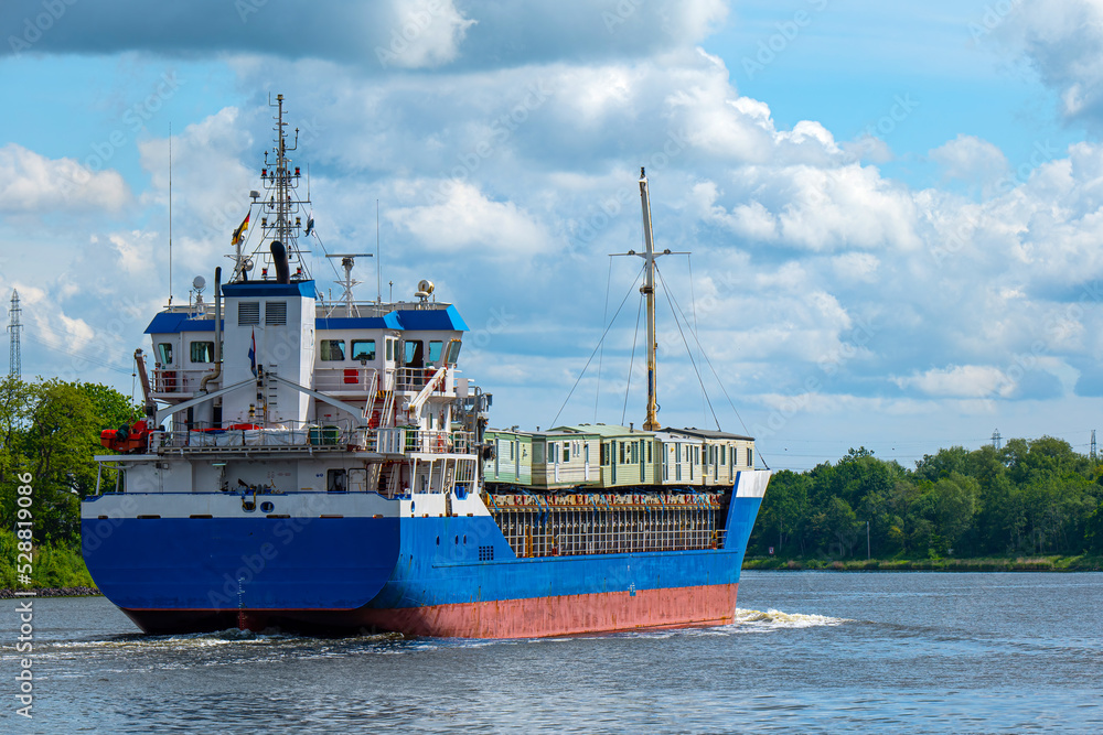 Fototapeta premium Frachtschiff auf dem Nord-Ostsee-Kanal bei Rendsburg