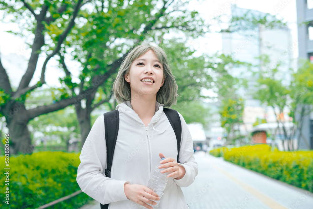 運動中に水分補給をする女性 運動中に水分補給をする女性