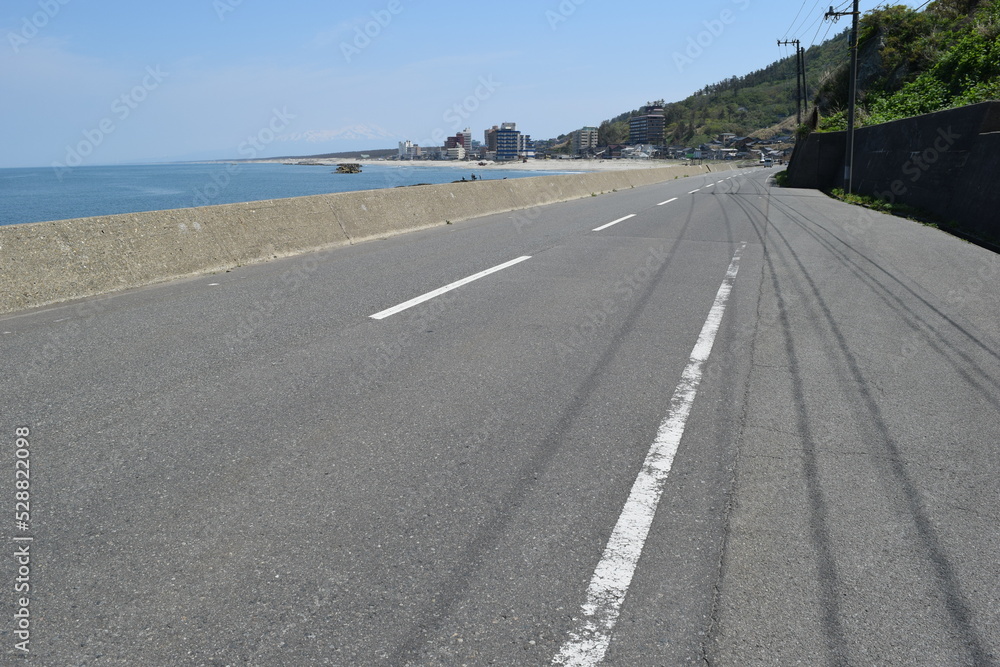 Fototapeta premium 山形県庄内地方の海岸道路