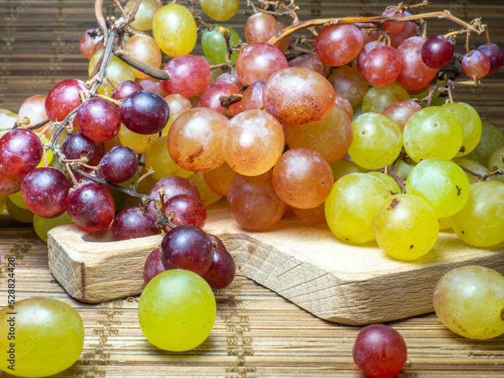Green variety of grapes on the table. Berry harvest. Home furnishings. Kishmish on the table. Grapes of different colors. Fruit dessert. Wine ingredient. Green variety of grapes on the table. Berry harvest. Home furnishings. Kishmish on the table. Grapes of different colors. Fruit dessert. Wine ingredient.