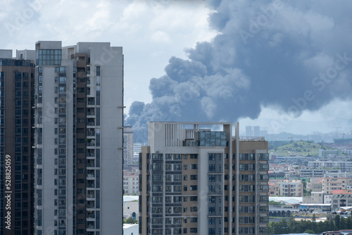 a building catched a fire with lots dark smoke © Freer