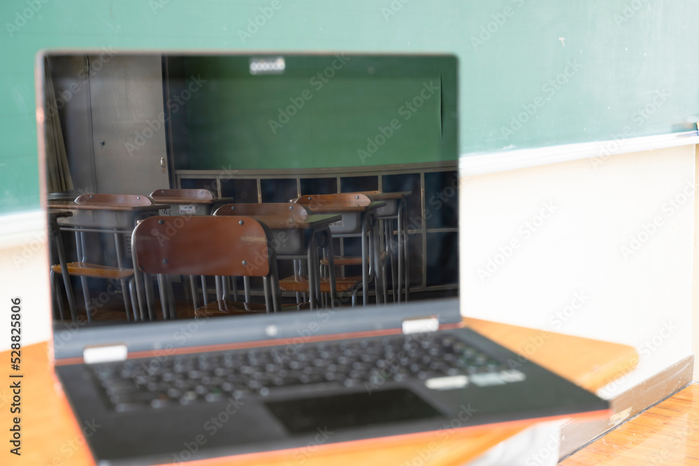 学校の教室 ノートパソコンに映りこんだ教室 学校の教室 ノートパソコンに映りこんだ教室