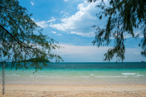 Fototapeta Naklejka Na Ścianę i Meble -  clear sea and blue sky at Nang Ram Beach and Nang Rong Beach, Sattahip, Chonburi, Thailand