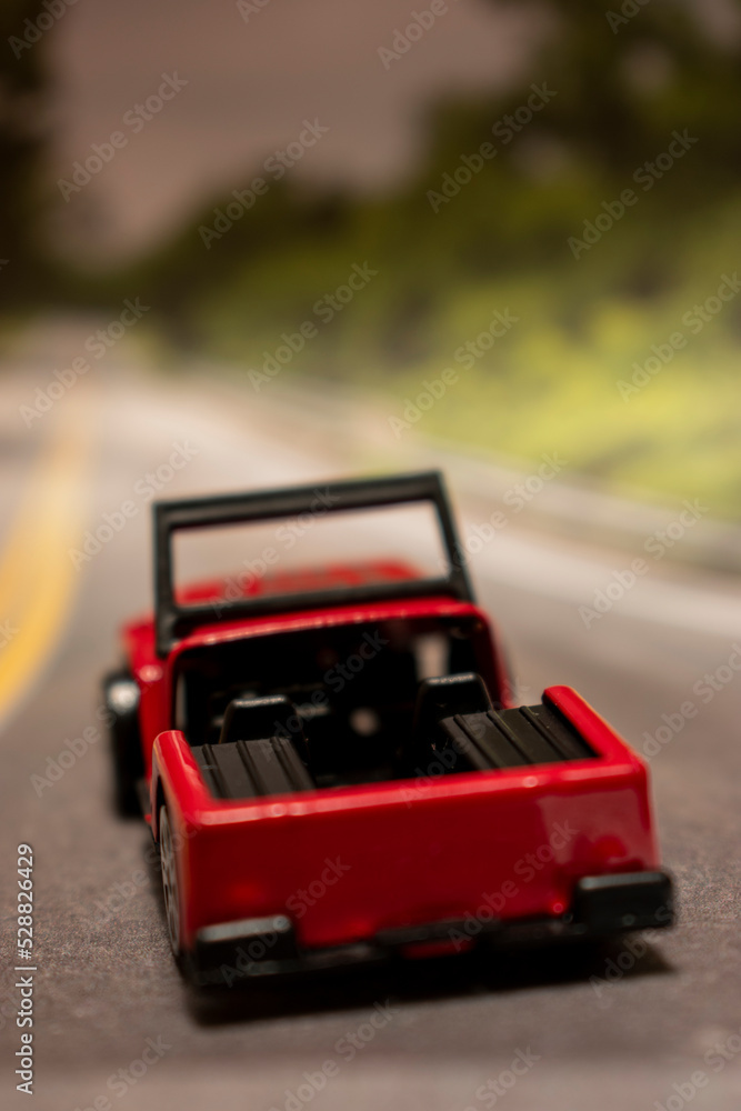 Fototapeta premium automovil rojo en la autopista