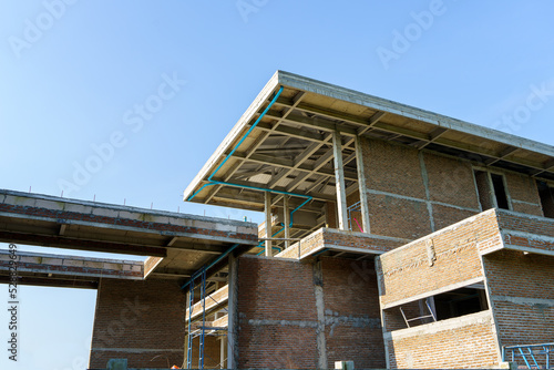 The structure of the house is red brick wall to prepare the wall and plaster.