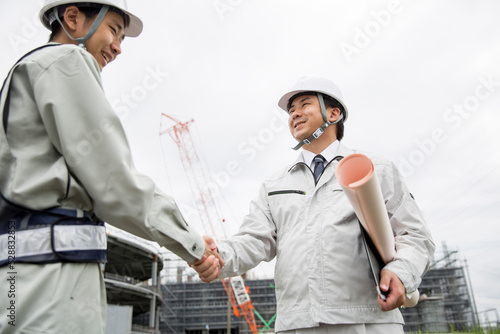 日本人の仕事風景、握手する現場監督　新人教育　イメージ　　施工管理　