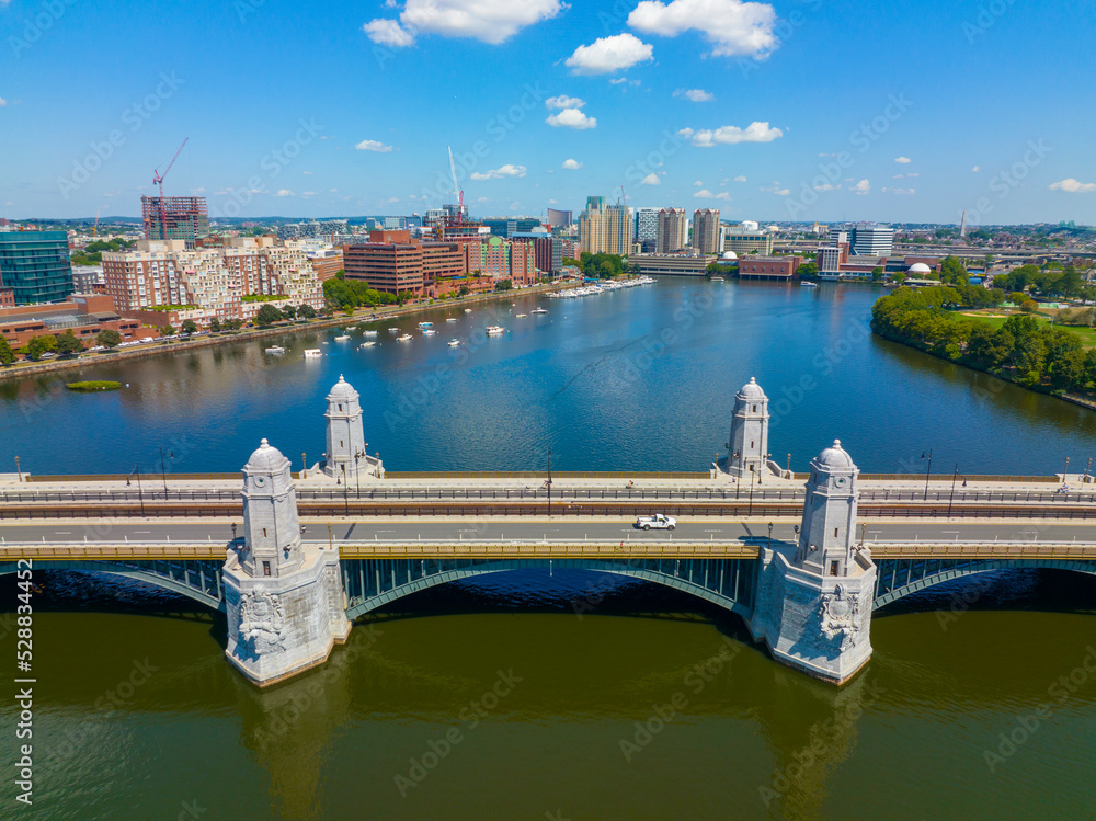 Obraz premium Longfellow Bridge aerial view that connects city of Cambridge (left) and Boston (right) over Charles River, Boston, Massachusetts MA, USA. The bridge is a steel rib arch bridge built in 1906.