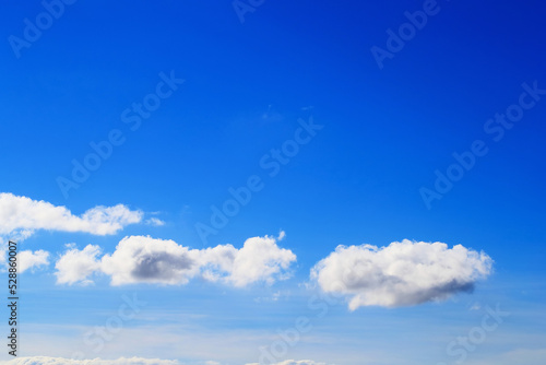 青い空に、ふわふわ浮かぶ綿雲