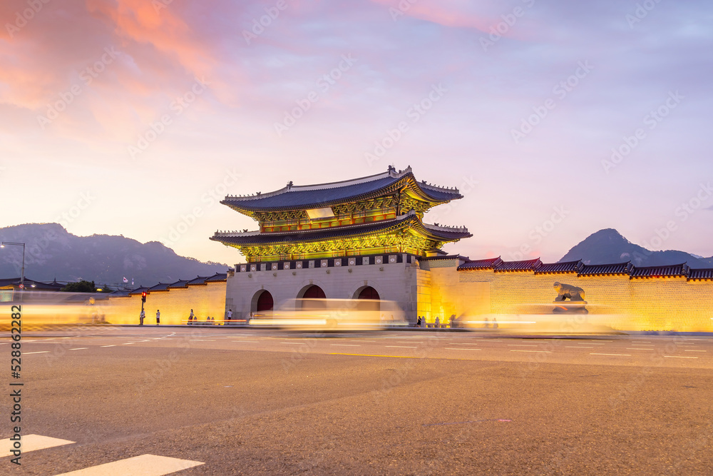 Fototapeta premium Gyeongbokgung Palace in downtown Seoul at sunset