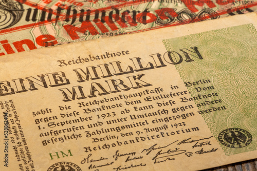 Bild auf Leinwand Nahaufnahme einer historischen Reichsbanknote zur Zeit der Hyperinflation 1923 i