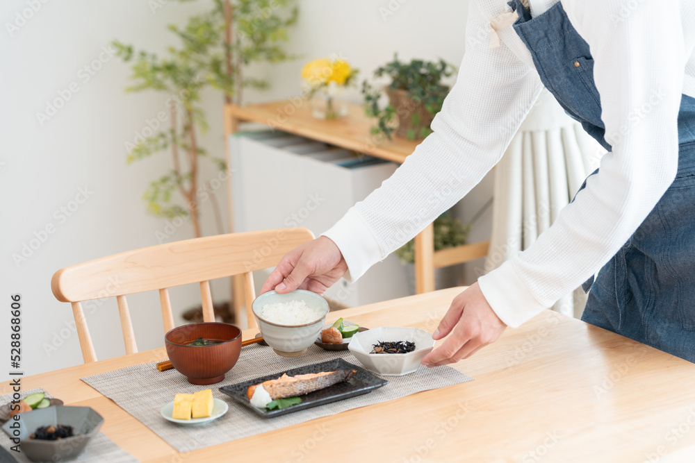 食事の準備をする男性(料理・朝食・自炊・和食・健康) 食事の準備をする男性(料理・朝食・自炊・和食・健康)