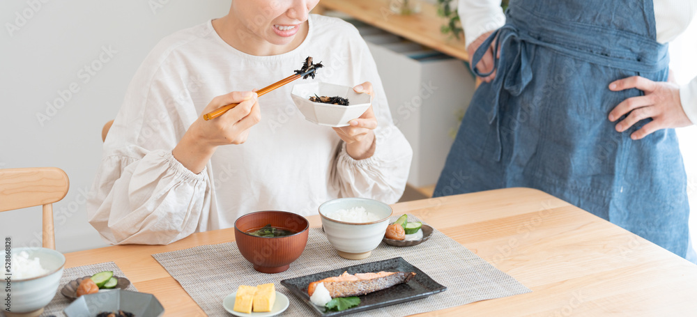 妻に料理の味見をしてもらう夫(料理・朝食・自炊・和食・健康) 妻に料理の味見をしてもらう夫(料理・朝食・自炊・和食・健康)
