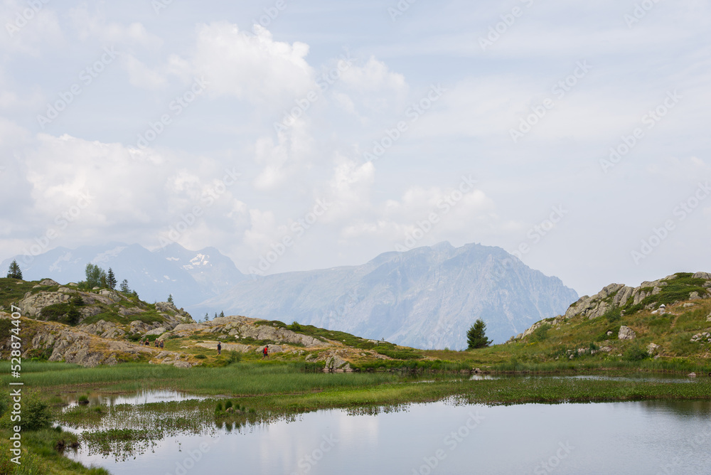un lac de montagne dans les Alpes.