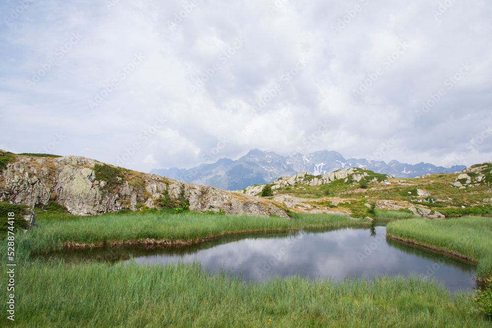 Obraz premium un lac de montagne dans les Alpes.