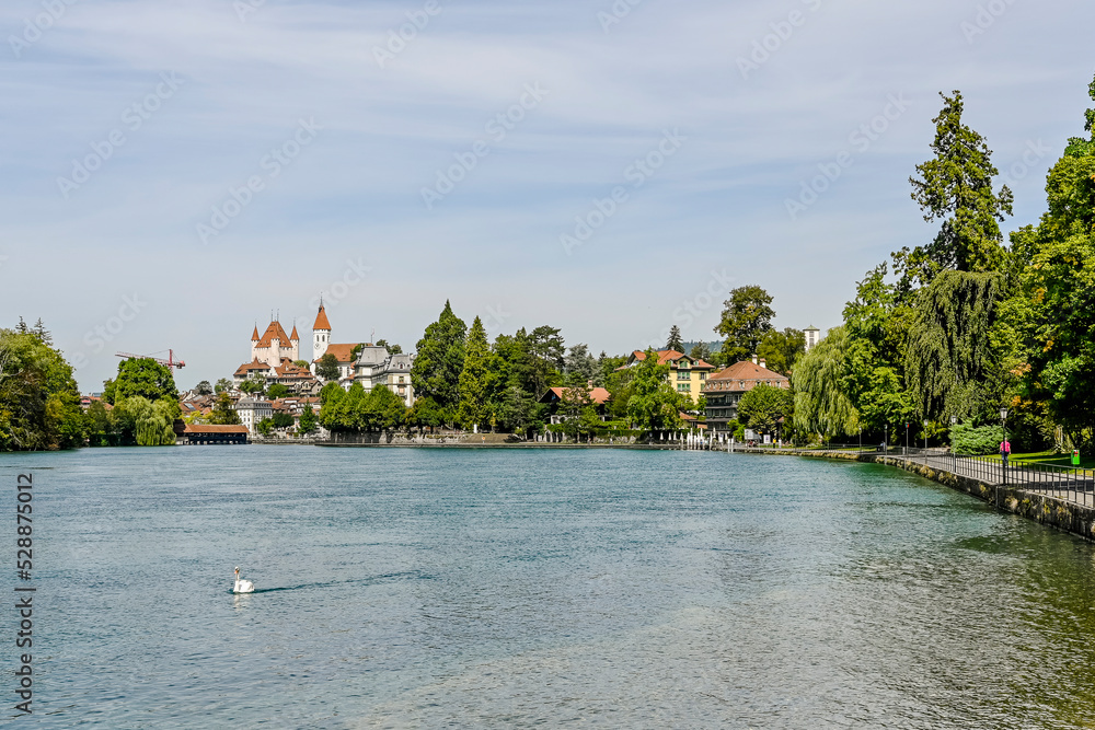 Obraz premium Thun, Schloss, Stadtkirche, Schlossberg, Thunersee, Obere Schleuse, Aarequai, Holzbrücke, Schifffahrt, Wanderweg, Stadt, Altstadt, Berner Oberland, Sommer, Schweiz