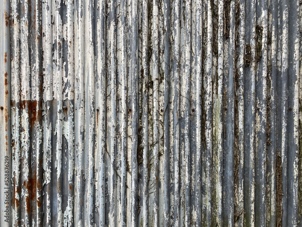 Obraz premium 錆びた古いブリキのフェンス