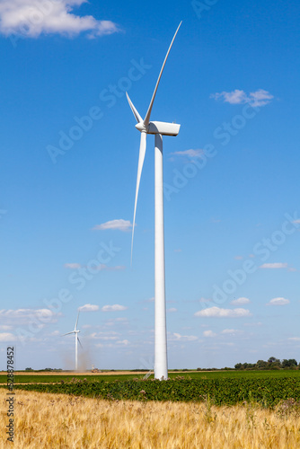 Energies renouvelables et développement durable - Eolienne dans un champ de céréale sur fond de ciel bleu