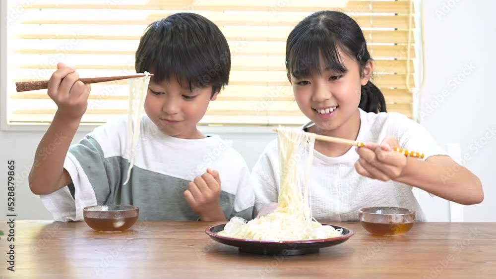 自宅で素麺を食べる日本人の子供たち 自宅で素麺を食べる日本人の子供たち