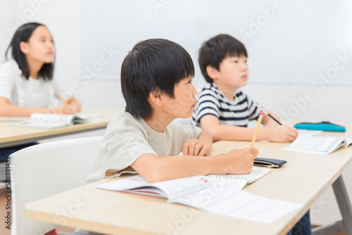 塾の授業を受ける小学生の子供（日本人） 