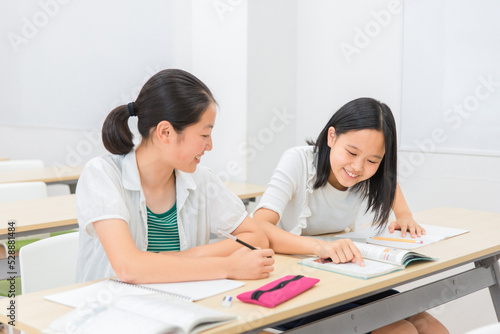 塾で勉強する小学生高学年の女の子（日本人） 
