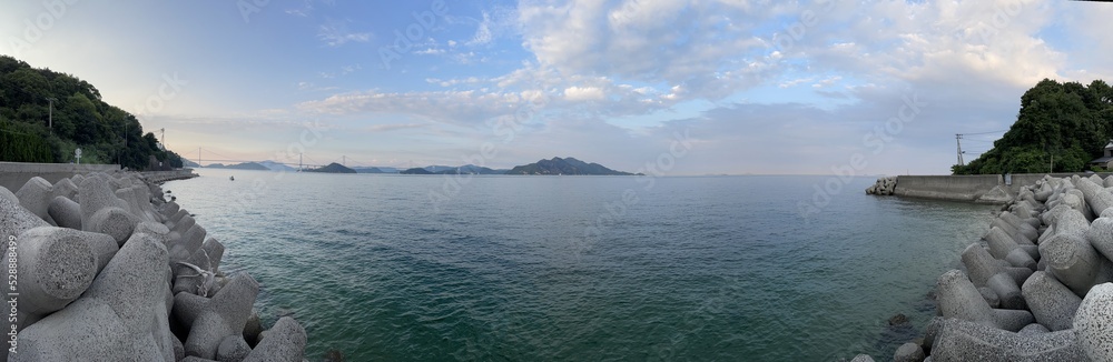 しまなみ海道と船とテトラポットの見える瀬戸内海のパノラマ写真