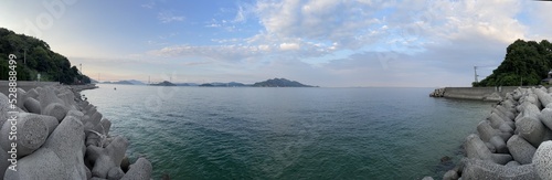 しまなみ海道と船とテトラポットの見える瀬戸内海のパノラマ写真 © 有紀 朝倉