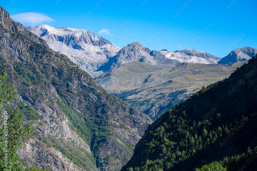 Panorámica del Valle de Benasque con la cima del Monte Perdiguero al fondo. (Huesca) Panorámica del Valle de Benasque con la cima del Monte Perdiguero al fondo. (Huesca)