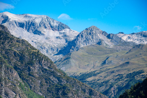 Panorámica del Valle de Benasque con la cima del Monte Perdiguero al fondo. (Huesca)