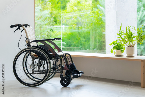 緑の見える部屋と車椅子　介護施設 photo