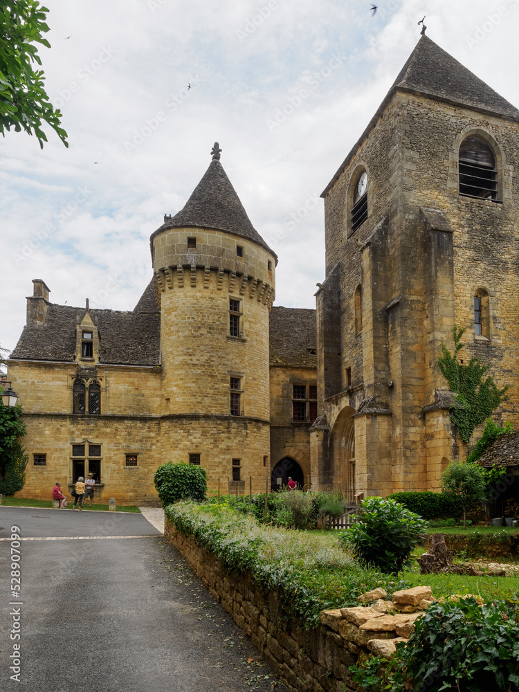 vue de l'église et du château à Saint Geniès en Dordogne en France