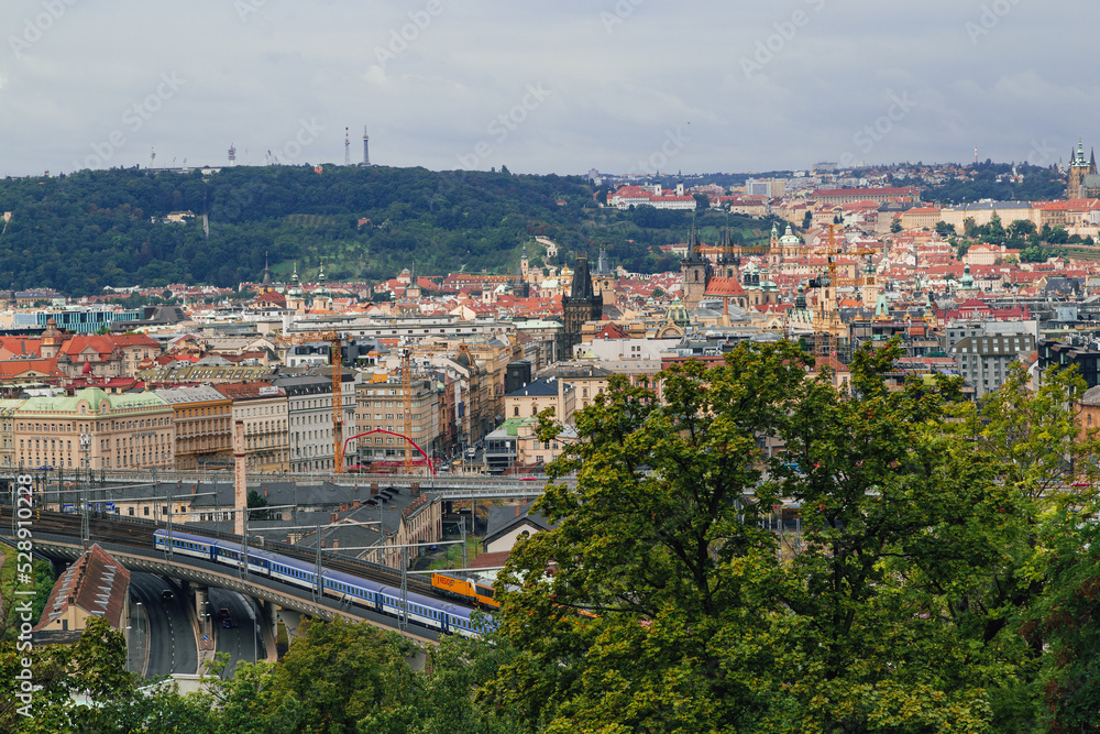 Widok na wiadukt kolejowy w Pradze