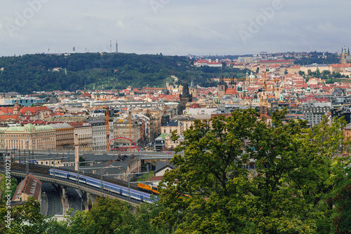 Widok na wiadukt kolejowy w Pradze
