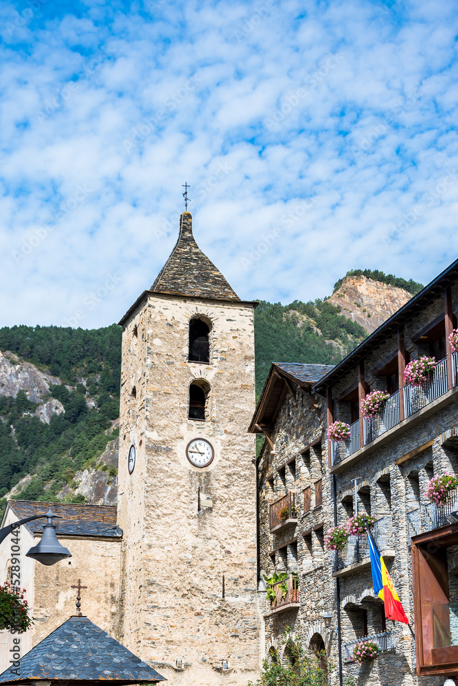 Vista de  la Iglesia de Sant Corneli y Cebria en Ordino - Andorra durante el verano
