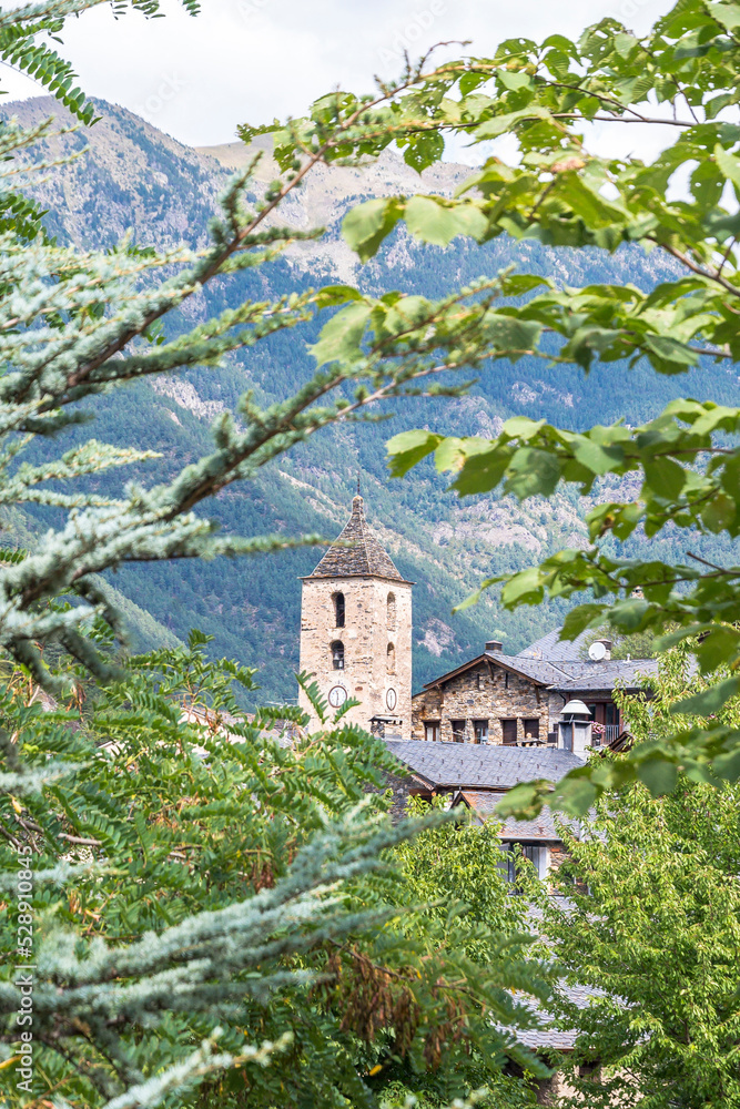 Vista de  la Iglesia de Sant Corneli y Cebria en Ordino - Andorra durante el verano