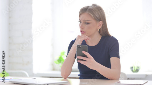 Upset Woman Reacting to Loss on Smartphone © stockbakers