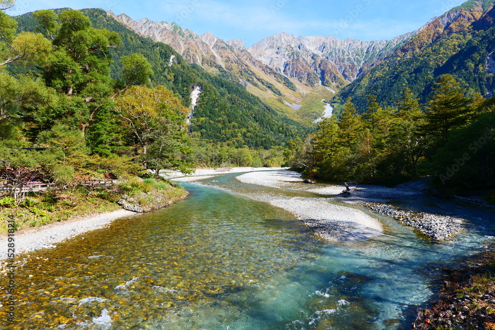 Obraz premium 中部山岳国立公園。秋の上高地より穂高連峰を望む。松本、長野、日本。10月上旬。