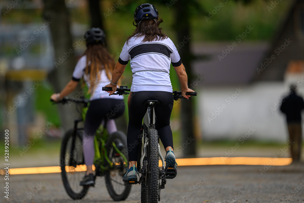 Fototapeta premium E bike donne in bici