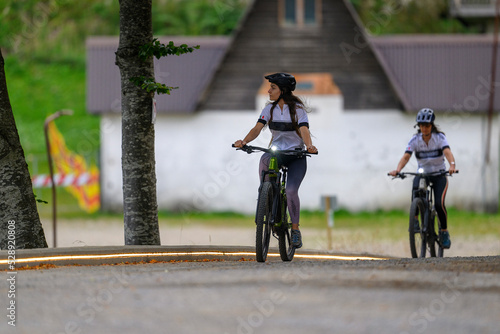 E bike donne in bici