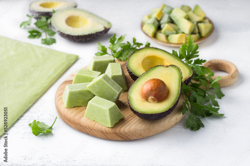 Methods for freezing avocados in the form of puree in portions, puree
