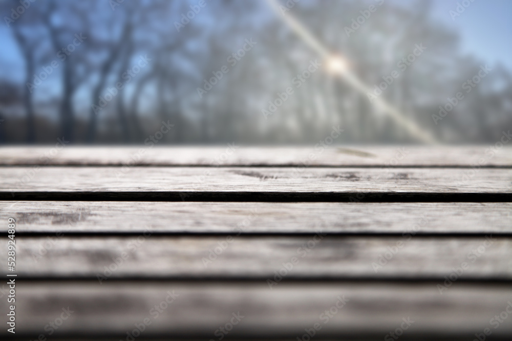 Leerer Holztisch und grüner Bokeh-Naturhintergrund. Outdoor-Mockup für die Montage von Lebensmittelprodukten. Sommergarten verschwommener Hintergrund und rustikale Schreibtischplatzierung. Leerer Holztisch und grüner Bokeh-Naturhintergrund. Outdoor-Mockup für die Montage von Lebensmittelprodukten. Sommergarten verschwommener Hintergrund und rustikale Schreibtischplatzierung.
