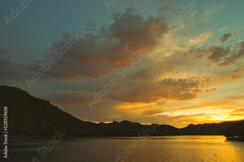 夕焼け映る湖面 © seifudo
