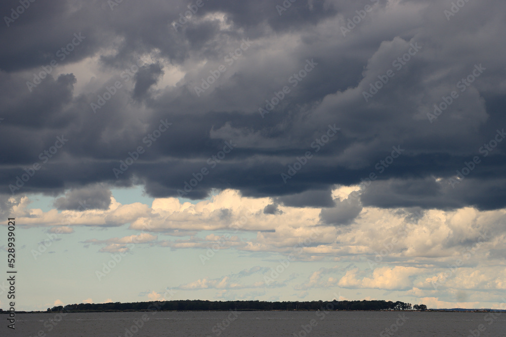 Typischer Sonne-Wolken-Mix an der Ostsee; Vorpommersche Boddenlandschaft an der Peenemündung zwischen Insel Usedom und Festland, Blick zum Struck