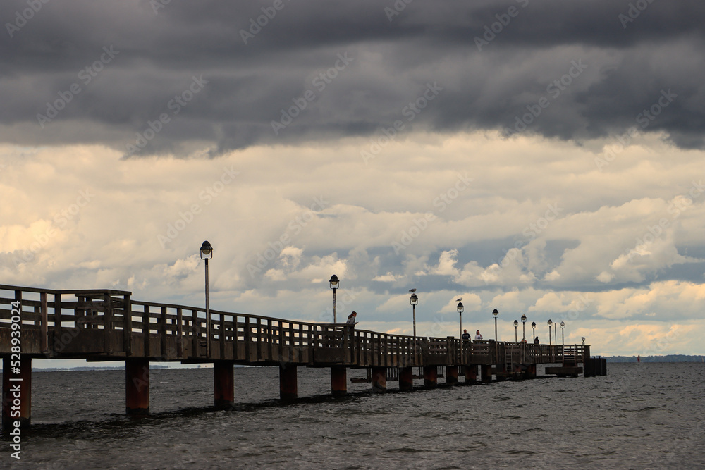 Typischer Sonne-Wolken-Mix an der Ostseeküste; An der Seebrücke in Lubmin