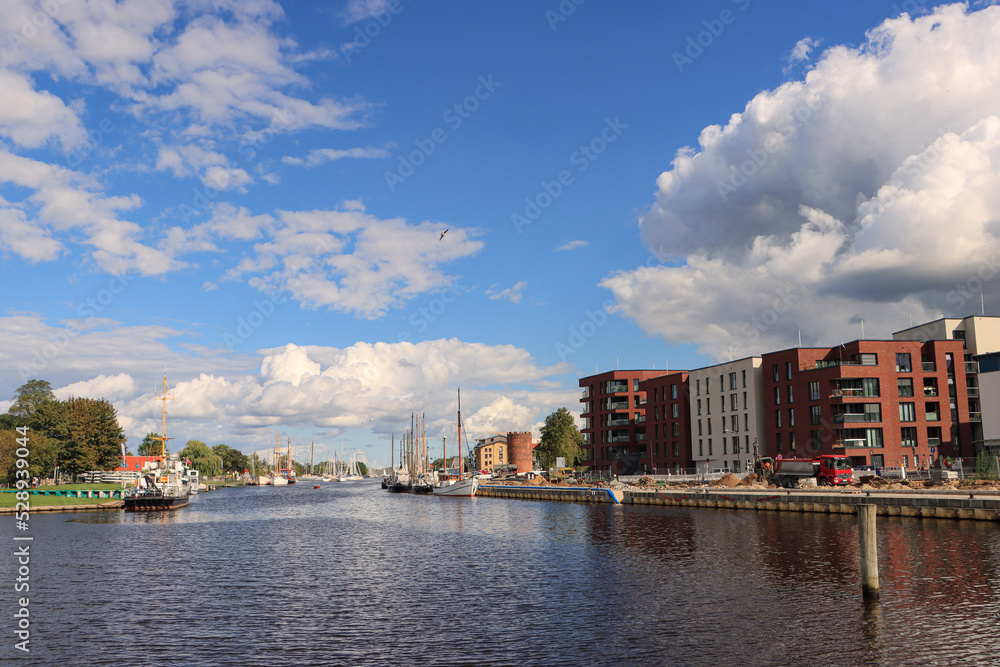 Obraz premium Hansestadt Greifswald; Blick von der Drehbrücke am Museumshafen auf den Ryck