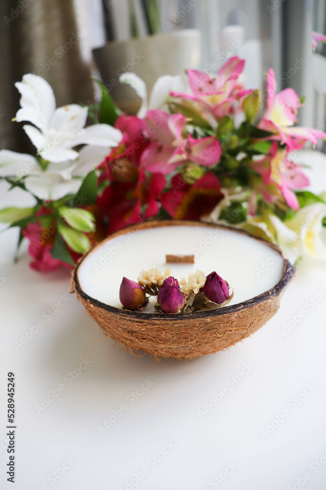 original candle in coconut from natural soy wax with a wooden wick original candle in coconut from natural soy wax with a wooden wick